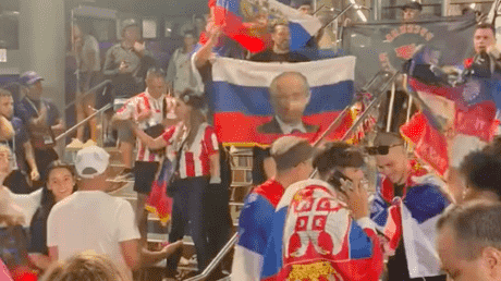 Fans die russische Flaggen schwenken wurden bei den Australian Open