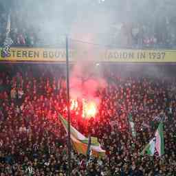 Feyenoord legt waehrend eines Duells mit Ajax Netze um das