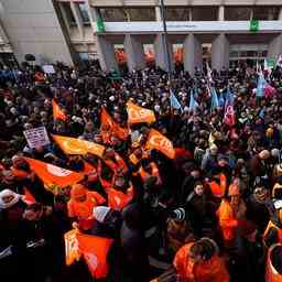 Franzoesische Polizei setzt Traenengas bei Protesten gegen Anhebung des Rentenalters