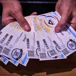 Geldverschwendung oder grosse Chance Sprechen Sie ueber Lotterien Gestell