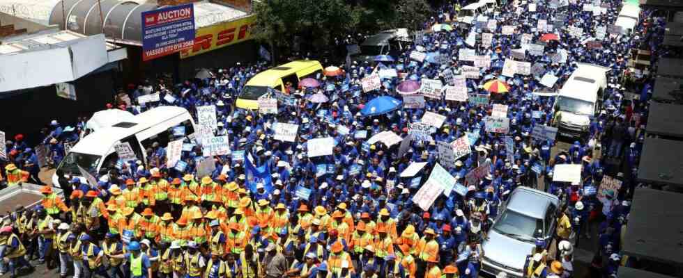 Hunderte protestieren gegen die Energiekrise in Suedafrika