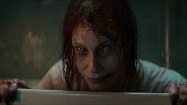 Im ersten Redband Trailer von Evil Dead Rise weiss Mutter es