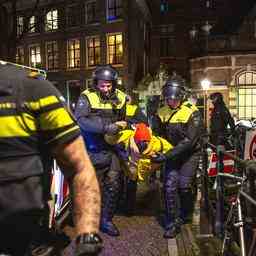 ME evakuiert von Studenten besetztes Gebaeude in Amsterdam dreissig Verhaftungen