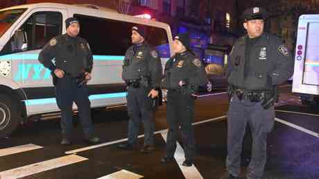 Mann schlaegt Polizisten in New York mit Machete — World