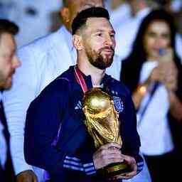 Messi kehrt einen halben Monat nach dem WM Titel zu Paris