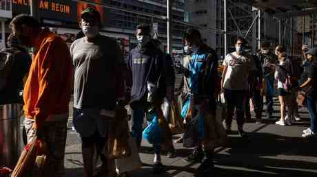 Migranten weigern sich vom Hotel in eine Unterkunft zu ziehen