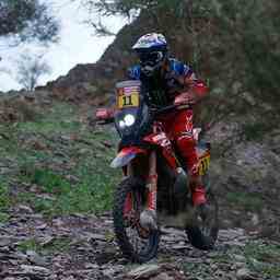 Motorradfahrer Cornejo gewinnt in Dakar weil er nach sportlicher Aktion