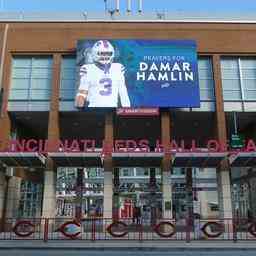 NFL Spieler Hamlin ist nicht mehr an ein Beatmungsgeraet angeschlossen und
