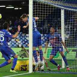 Napoli wird im Pokalturnier von Serie A Schliesser Cremonese ueberrascht Fussball