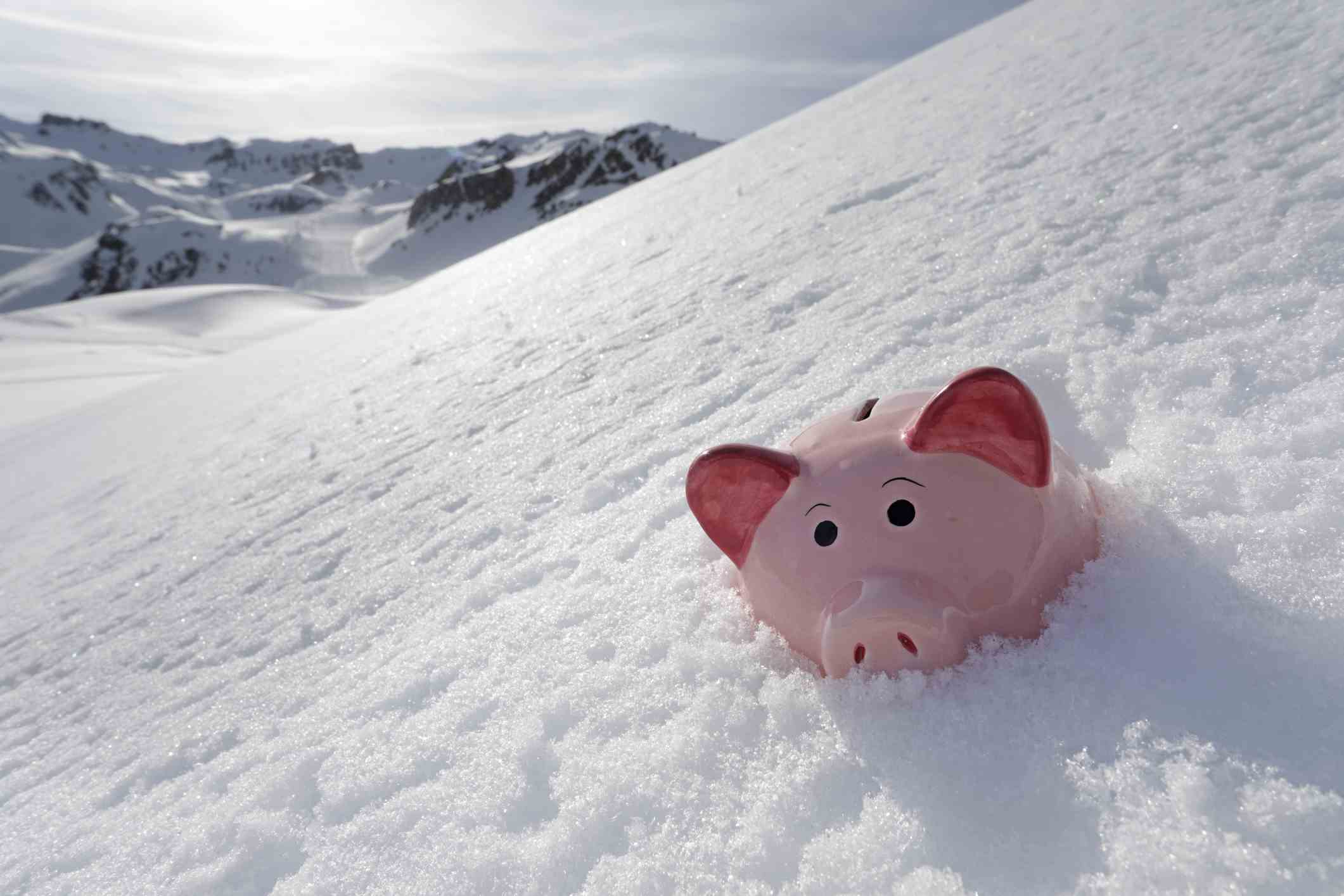 Sparschwein im Schnee begraben