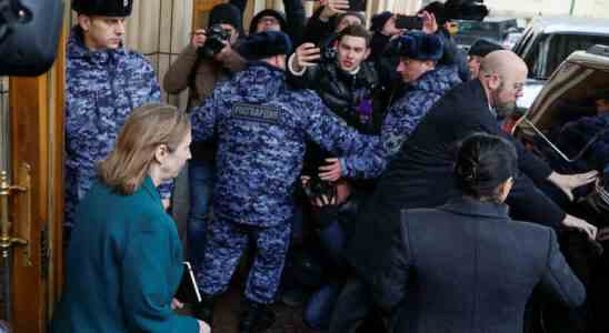 Neuer US Botschafter in Russland von Pro Kreml Demonstranten belaestigt