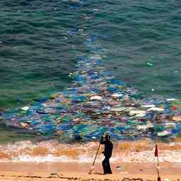 Niederlaendische Forscher entdecken dass Sonnenlicht Plastik in Ozeanen abbauen kann