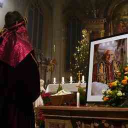 Oeffentlichkeit nimmt Abschied von emeritiertem Papst Benedikt im Petersdom