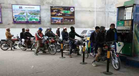 Pakistan Lange Schlangen an Tankstellen wegen Benzinknappheit