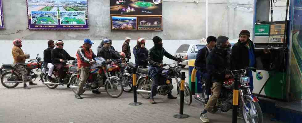 Pakistan Lange Schlangen an Tankstellen wegen Benzinknappheit