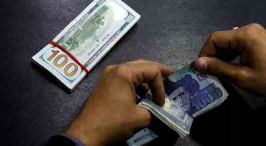 Pakistans Rupie in Geldnot stuerzt inmitten von Gespraechen mit dem