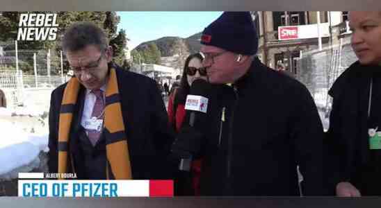 Pfizer CEO Albert Bourla laeuft vor Impfstofffragen in Davos davon