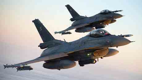 Polen stellt Bedingung fuer moegliche F 16 Lieferungen in die Ukraine —