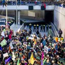 Polizei interveniert bei Klimademonstration auf der A12 bei Den Haag