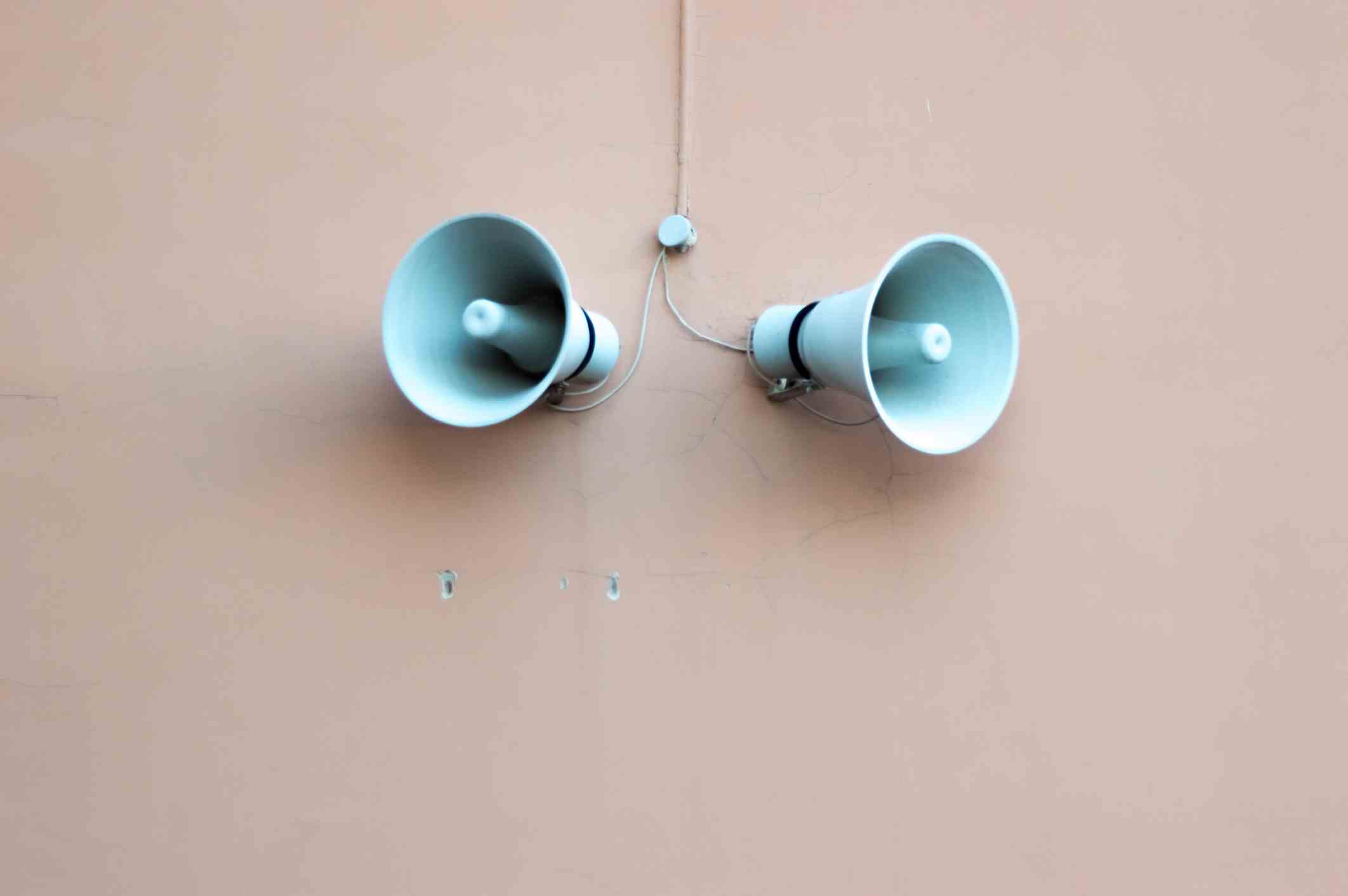 Aufnahme eines Lautsprechers an der Wand