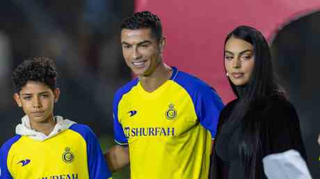 Ronaldo mit peinlichem Patzer bei Saudi Enthuellung VIDEO — Sport