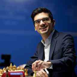Schachspieler Anish Giri betrachtet den Sieg ueber Carlsen in Wijk