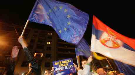 Serbien wird aufgefordert sich der EU Politik anzuschliessen — World