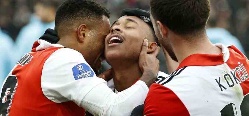 Tabellenfuehrer Feyenoord gibt den Sieg im geladenen Klassiker gegen Ajax