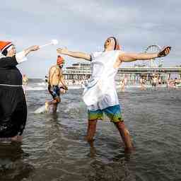 Tausende Menschen bereit fuer den Neujahrs Tauchgang in der Nordsee