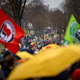 Tausende Menschen protestieren gegen die Raeumung des deutschen Braunkohledorfes Luetzerath
