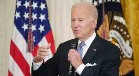 US Praesident Joe Biden befiehlt das Einholen der US Flaggen fuer Opfer