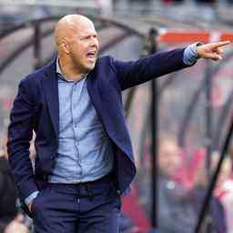 Wieffer gibt Basisdebuet fuer Feyenoord Geertruida in der Innenverteidigung