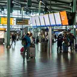 Zahl der Reisenden auf Schiphol verdoppelt Vor Corona Niveau aber noch weit