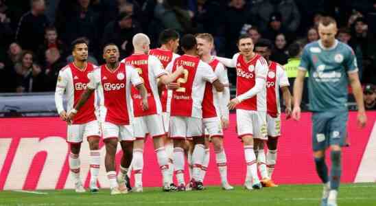 Ajax verbucht einen grossen Heimsieg gegen Sparta und uebernimmt den
