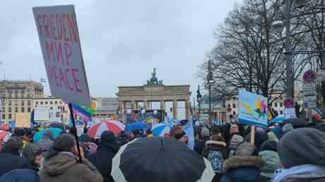 Berliner Kundgebung gegen die Bewaffnung der Ukraine zieht Zehntausende an