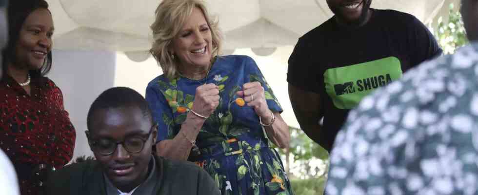 Biden Jill Biden spricht mit Kenias jungen Erwachsenen ueber Safer