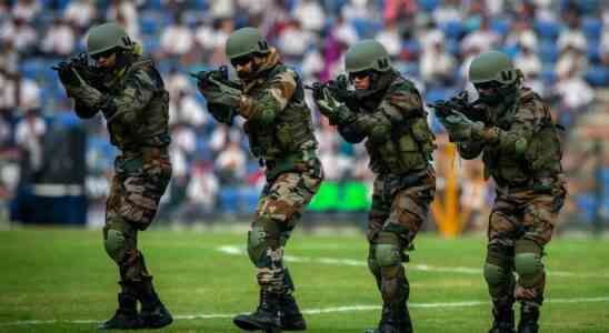 Bsf Dorfbewohner aus Bangladesch greifen BSF Kiefer an entreissen Waffen 2