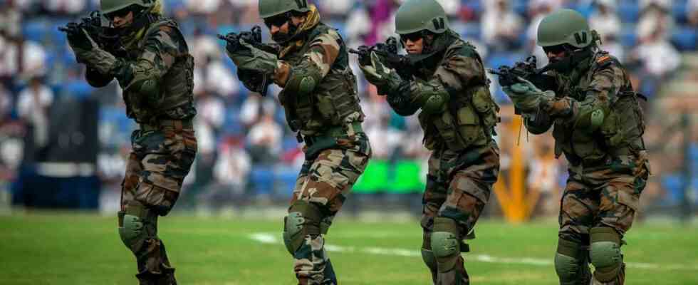 Bsf Dorfbewohner aus Bangladesch greifen BSF Kiefer an entreissen Waffen 2