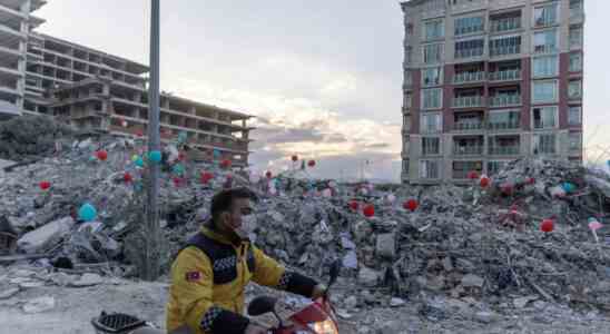 Die Tuerkei beseitigt Truemmer des Erdbebens die Rettungsbemuehungen werden eingestellt