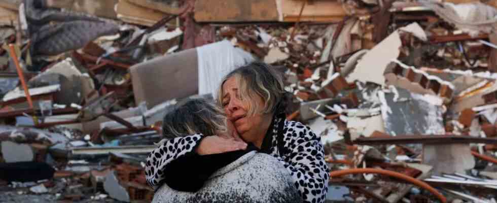 Die Tuerkei ruft eine siebentaegige Staatstrauer aus nachdem Erdbeben die