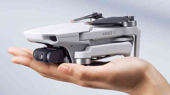 Die ultraportable Drohne Mini 2 SE von DJI erhebt sich