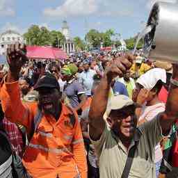 Dutzende nach Unruhen in Paramaribo festgenommen und verletzt Im