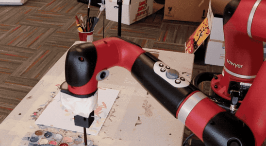 FRIDAs Roboterarm versucht KI Kunst im DALL E Stil auf reale Leinwaende zu