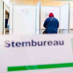 Freiwillige finden bereits den Weg zu den Wahllokalen fuer die