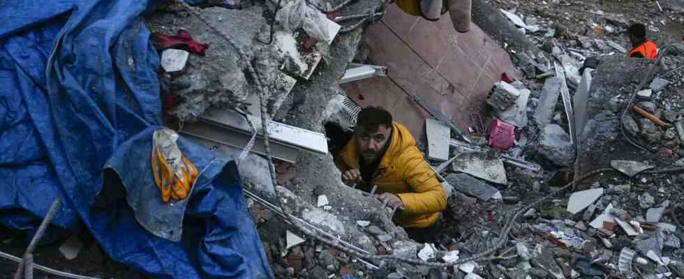 Hektische Suche in der Tuerkei und Syrien nach Erdbeben toetet