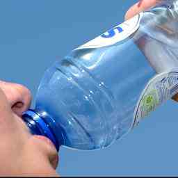 Kann man eine Wasserflasche wiederverwenden Gestell