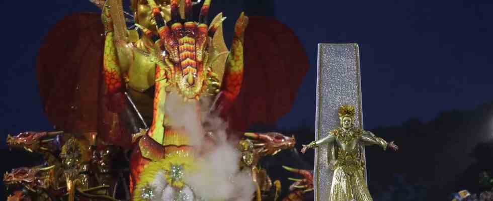 Karneval Karneval in brasilianischer Stadt wegen heftiger Regenfaelle und Schlammlawinen
