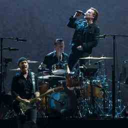 Krezip Schlagzeuger Bram van den Berg spielt voruebergehend bei U2