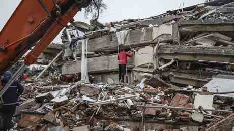 Mehr als 4000 Tote bei starken Erdbeben in Tuerkiye Syrien —