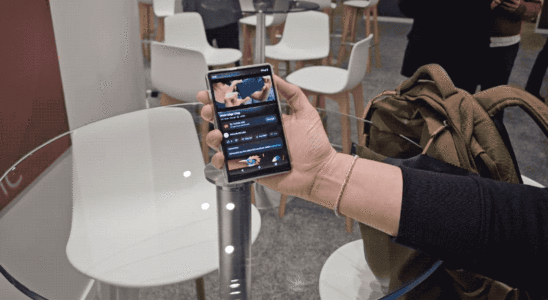 Motorolas Rizr ist als Konzepttelefon mit aufrollbarem Bildschirm zurueck